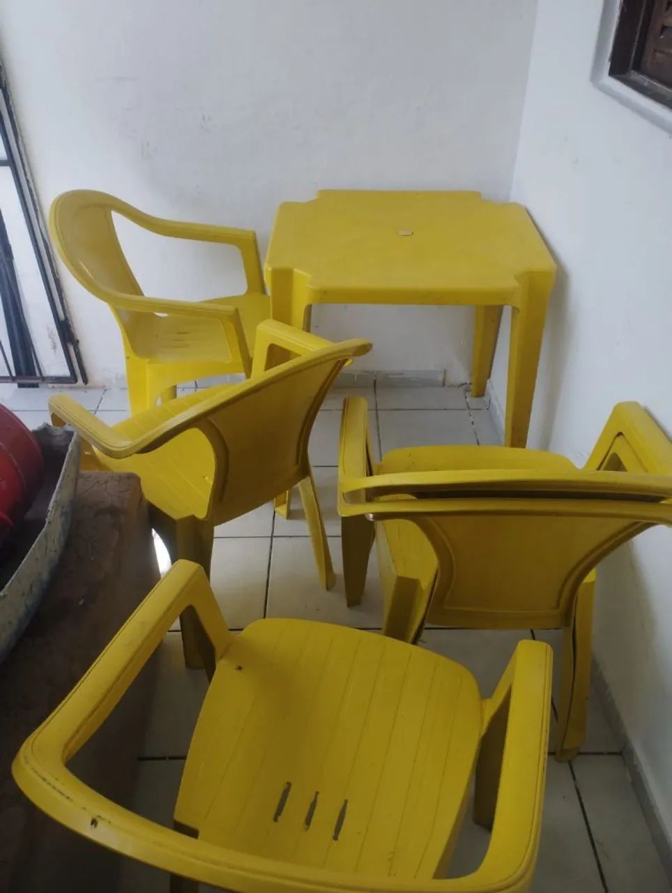 Vendo mesa com 4 cadeiras  - Foto 4