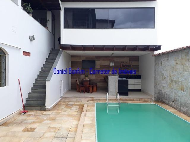 Casa com 04 quartos no bairro Grã-Duquesa - lote inteiro