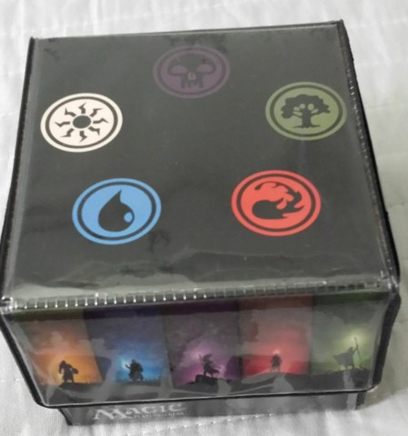Baralho vermelho de Magic com cartas artefatos