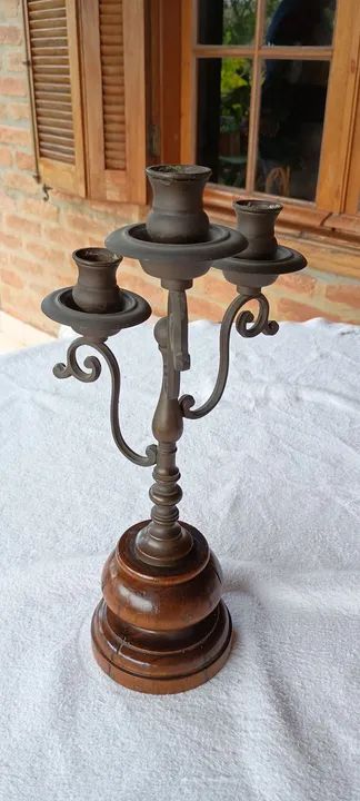 Candelabro antigo de madeira e metal  - Foto 2