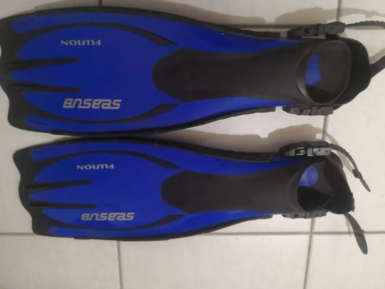 Nadadeira Seasub  fusion tam S-L, semi nova