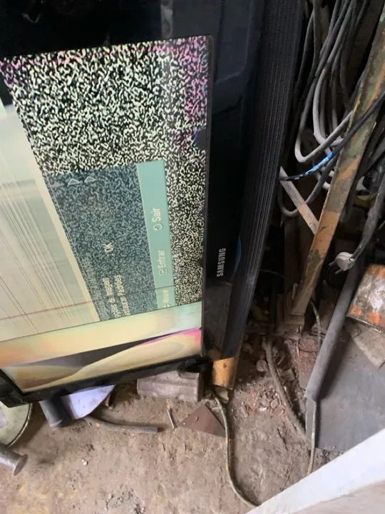 TV Samsung com tela de 26 polegadas tela quebrada sem controle  - Foto 4