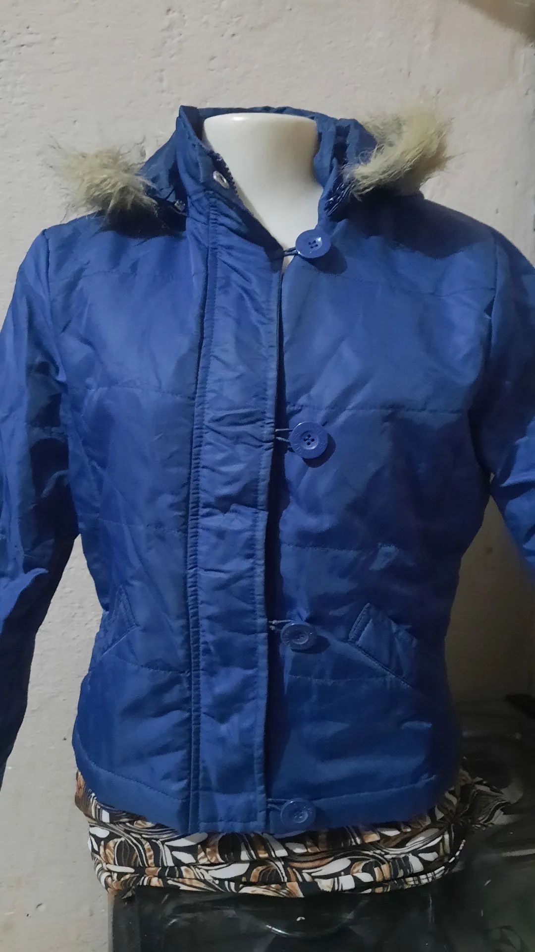 Casaco Feminino Azul com Capuz de Pelúcia