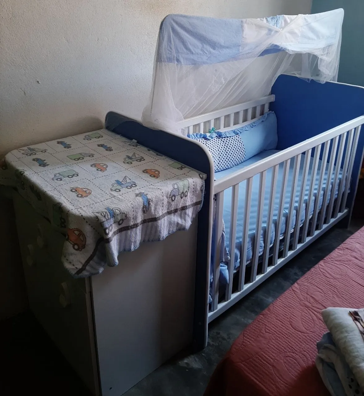 Berço, cômoda e colchão