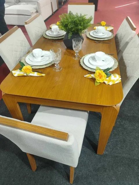 Mesa de jantar de 1.60x0.80 com base de madeira com 6 cadeiras de madeira 
