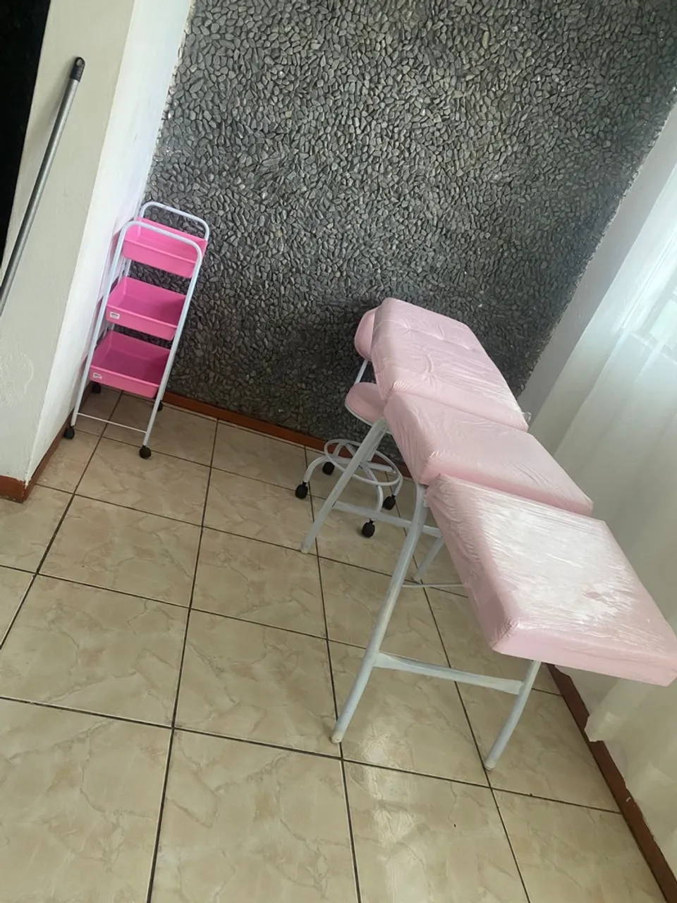 Mesa para estética com prateleira auxiliar