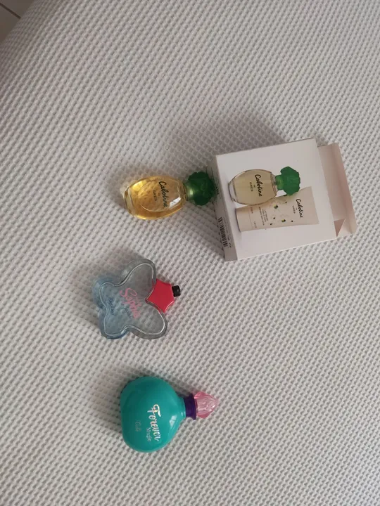Perfume várias fragrâncias pouco uso, no precinho pra desocupar espaço.