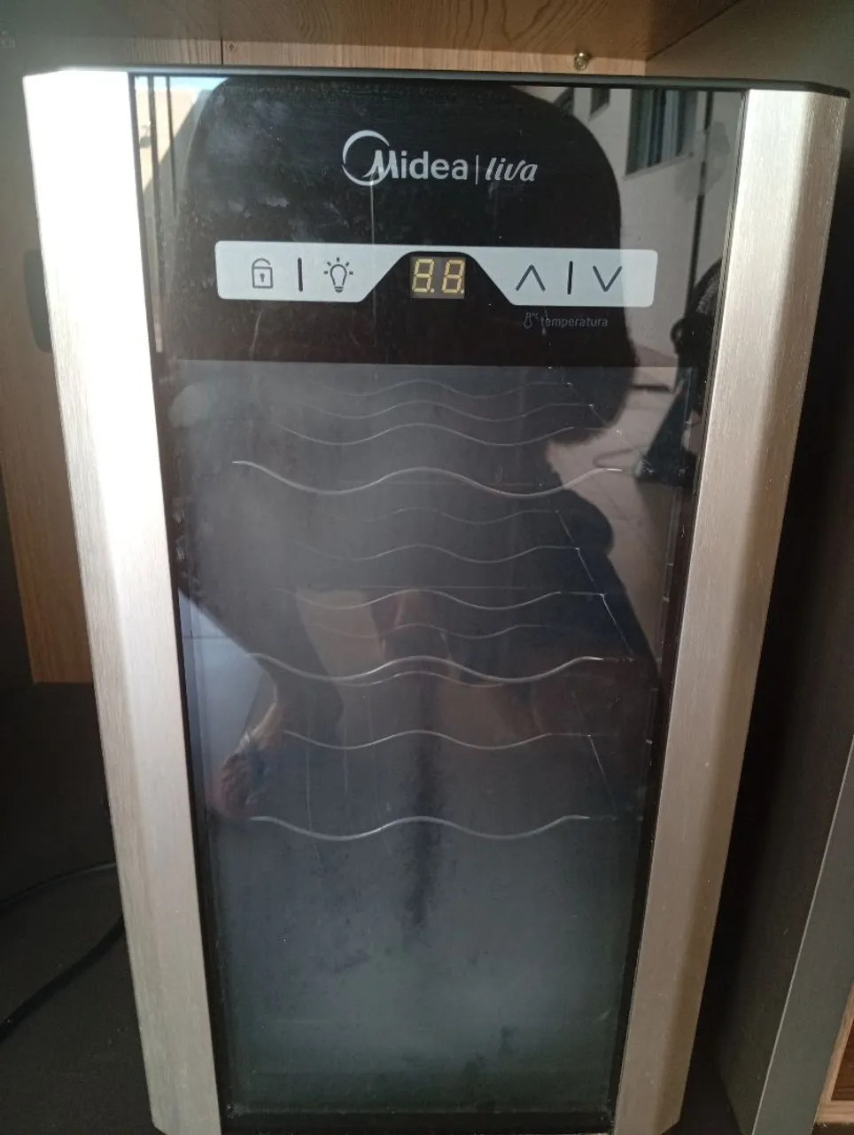 Adega climatizada Midea para 6 garrafas