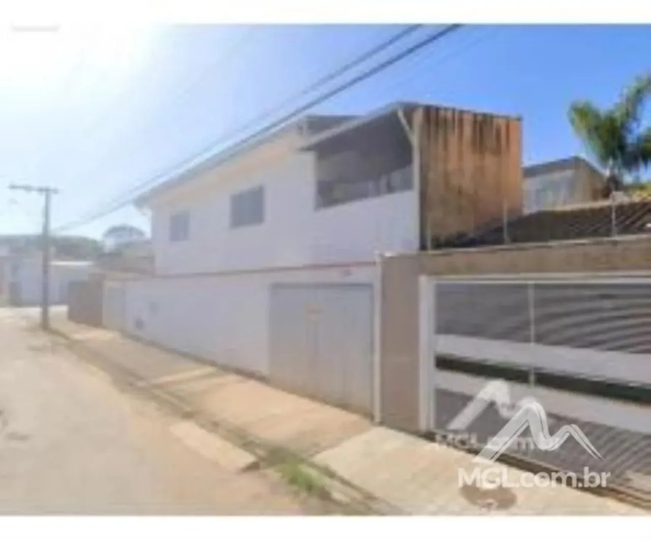 ALFENAS/MG  Casa com 2 pavimentos no Bairro Jardim Aeroporto