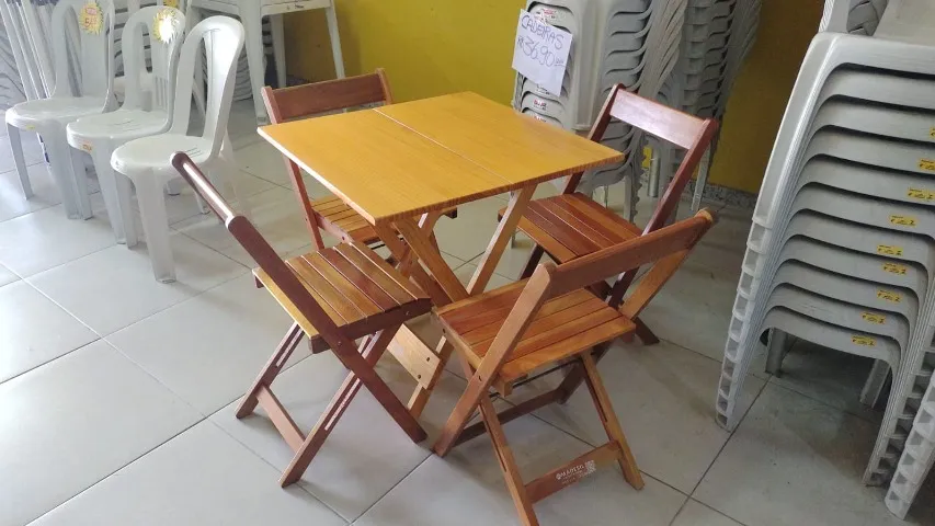 Jogo de Mesa com 4 Cadeiras de Madeira dobráveis
