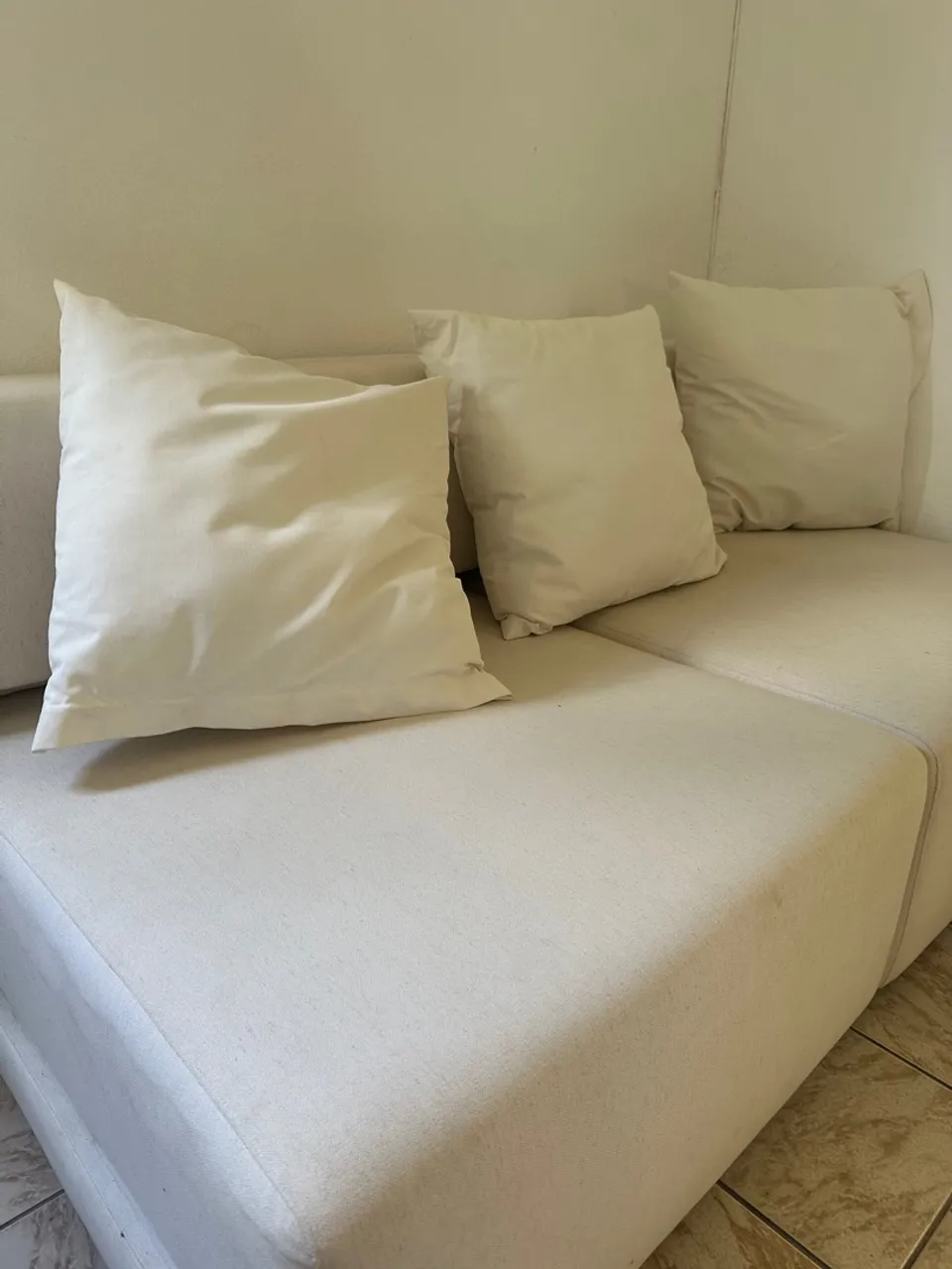 Vende-se sofá de 2 lugares de linho branco