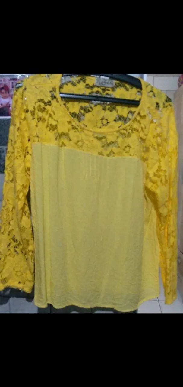 Blusa Amarela com Detalhes em Renda