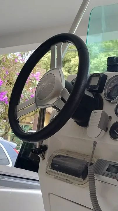 Lancha com motor potente e design moderno