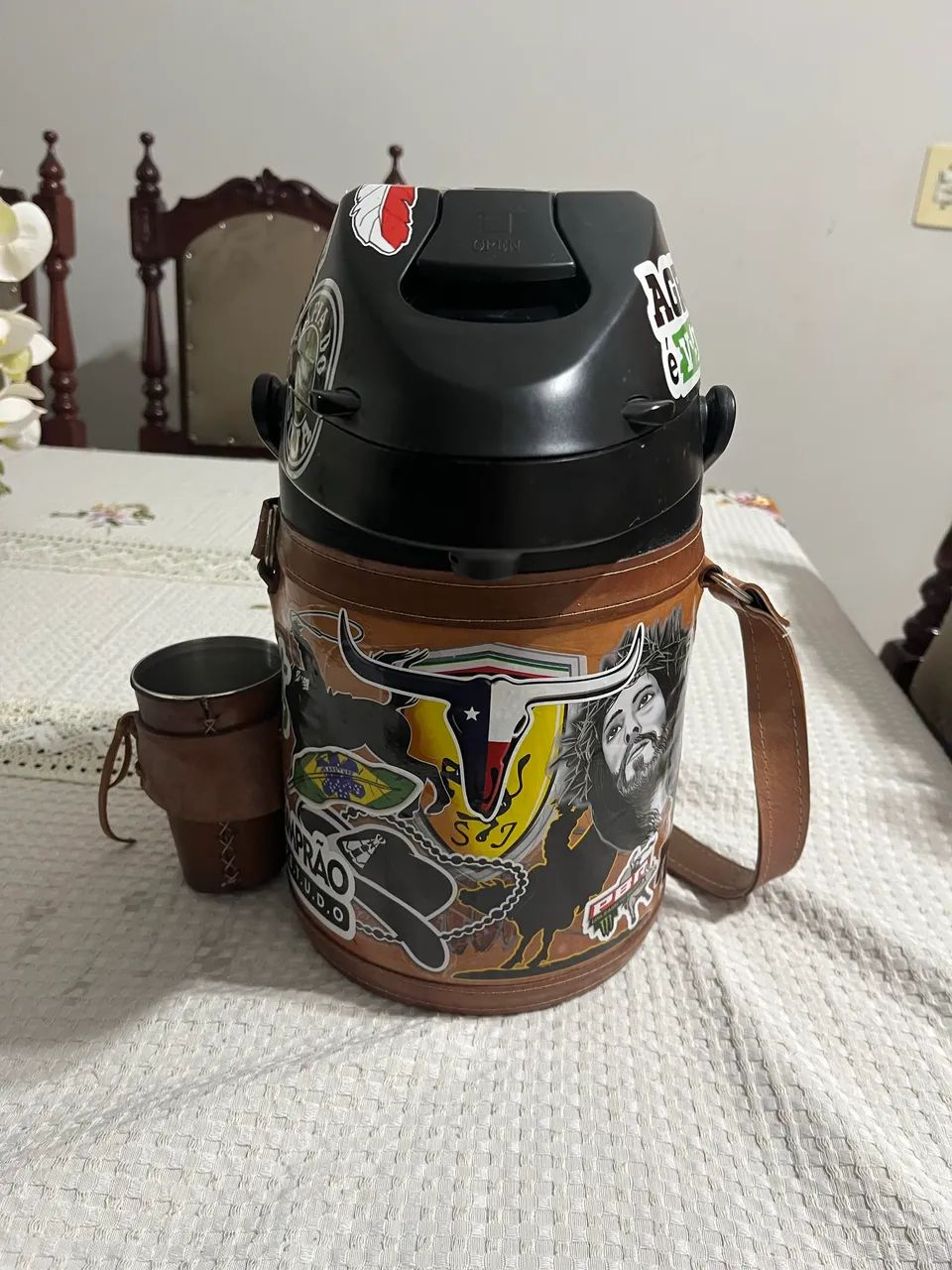 Garrafa térmica 2,5L, repleta de adesivos e personalizada a couro! - Foto 4