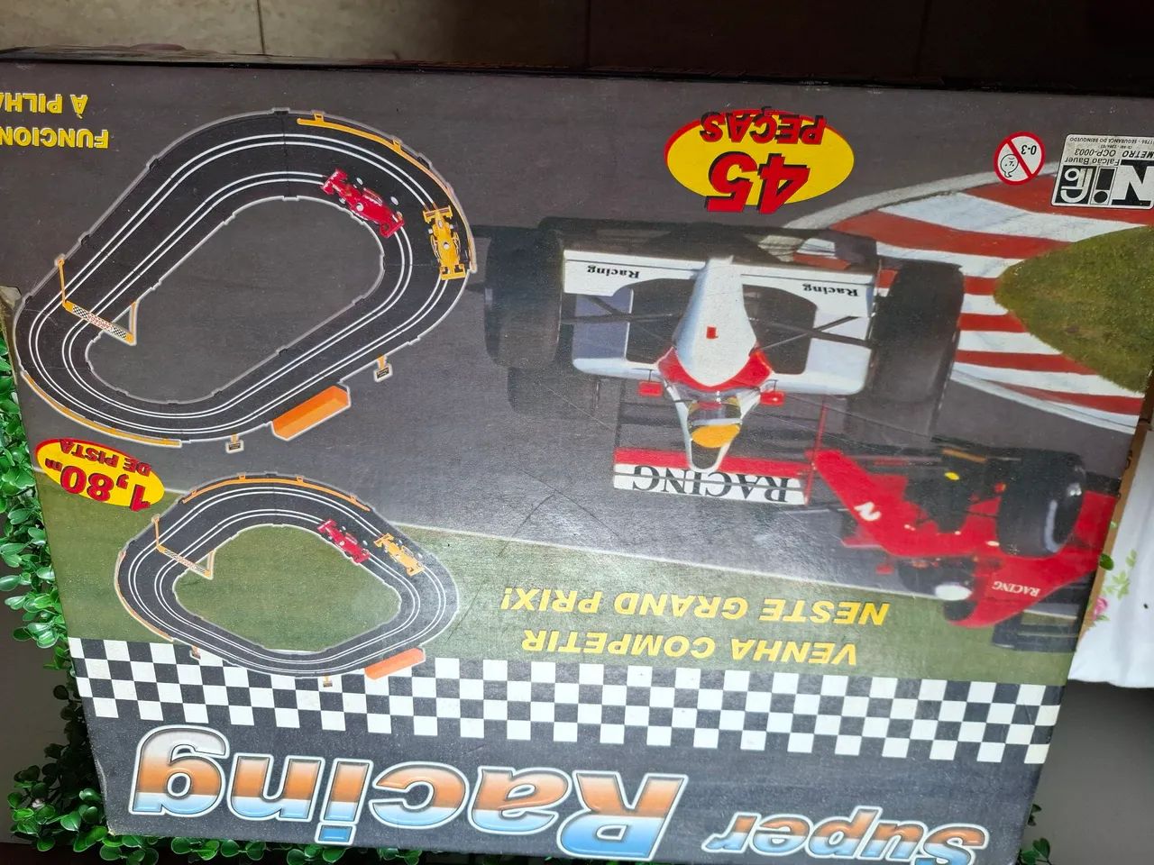 Pista de carrinhos de corrida usado com defeito