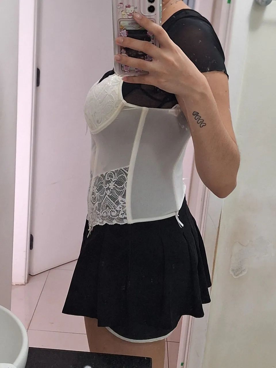 corset branco de renda com flores - Foto 3