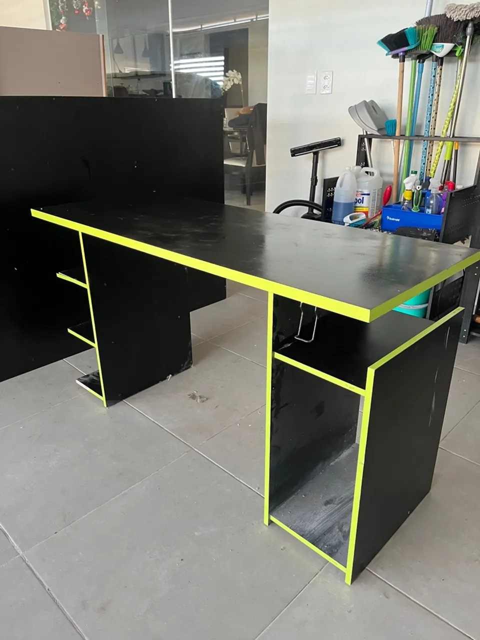 Mesa de escritório gamer MDF, com espaço para PC
