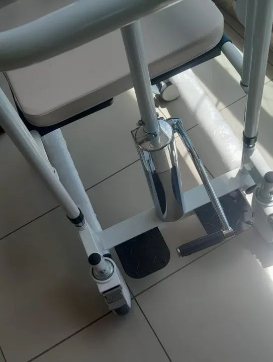 Vendo cadeira de roda de transferência modelo FS8944-3 W 809