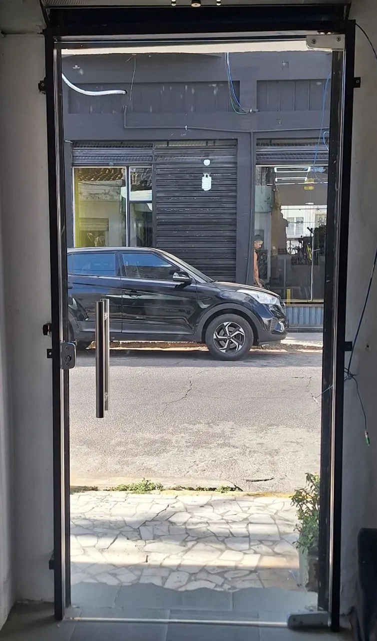 Porta de Vidro Temperado com Puxador Inox e Suporte de Alumínio Preto - Excelente Estado