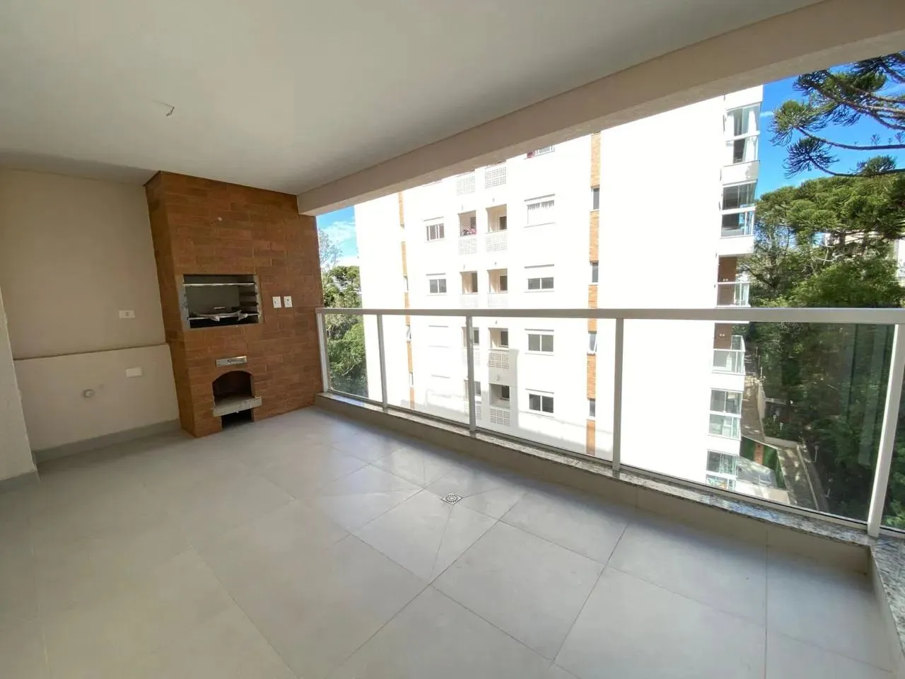 Apartamento á venda com 3 quartos, suíte, sacada e garagem no Bacacheri - Curitiba - PR