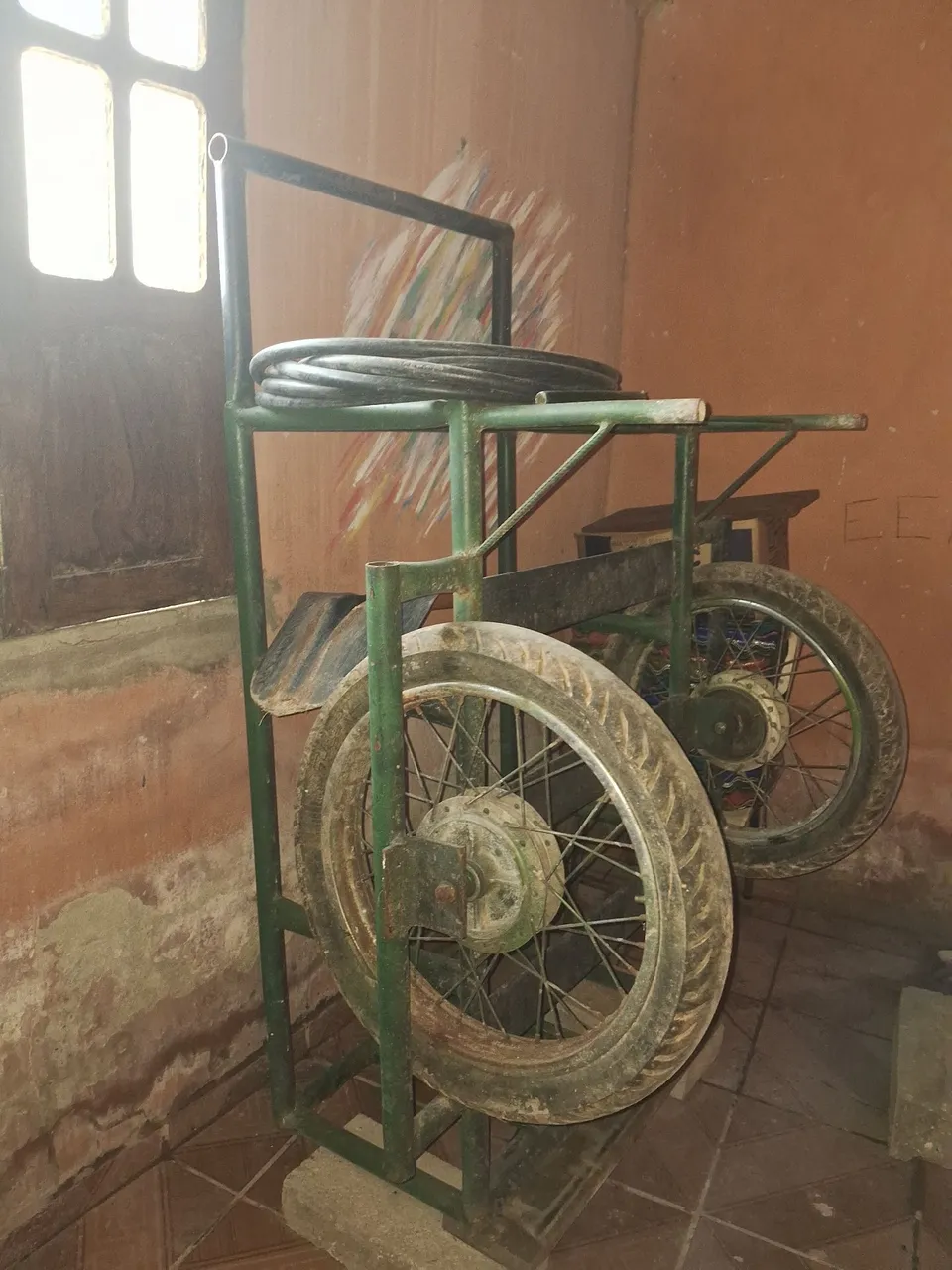 Carrinho artesanal com rodas de moto