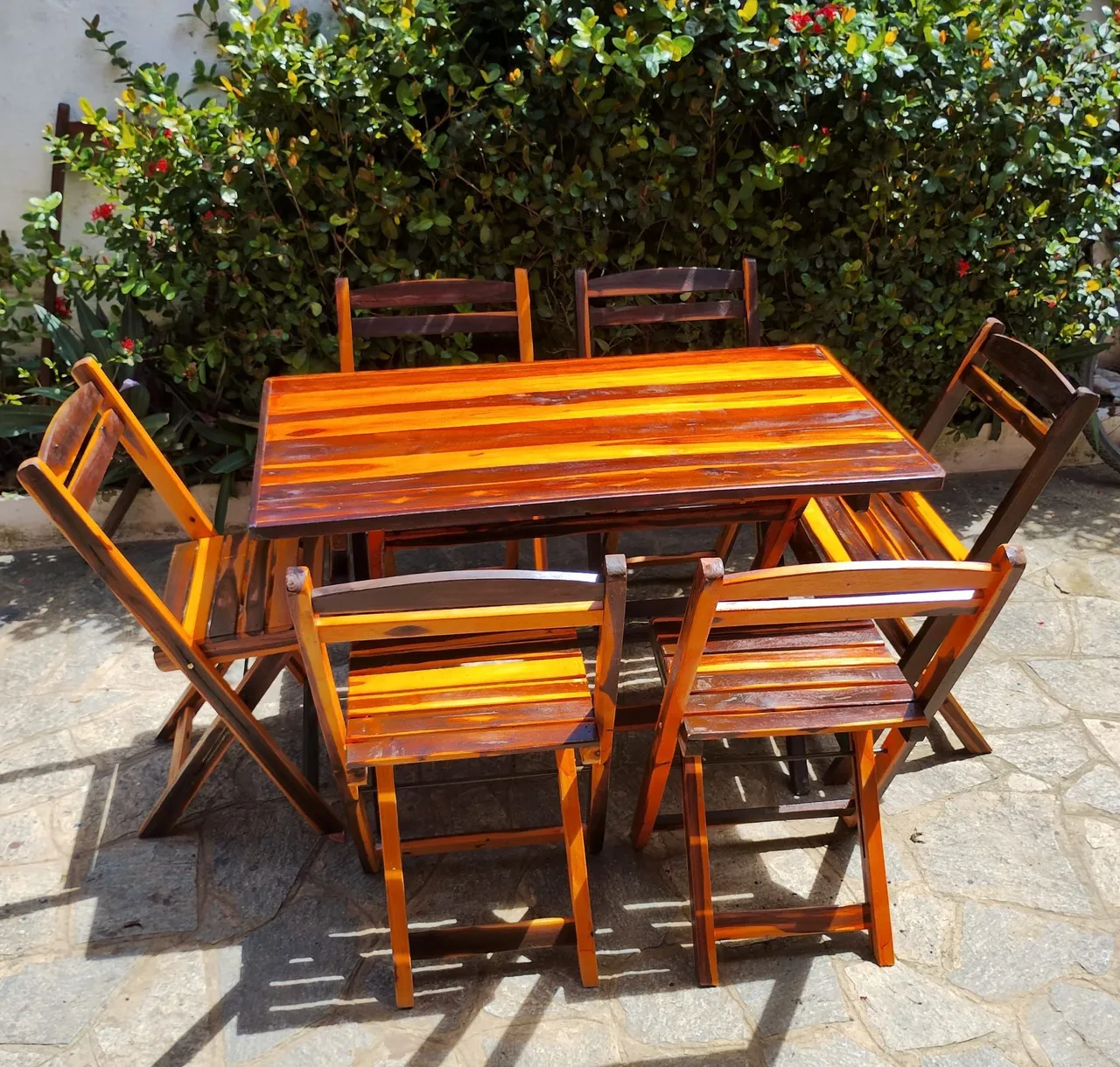 Conjunto de mesa e cadeiras de madeira maciça