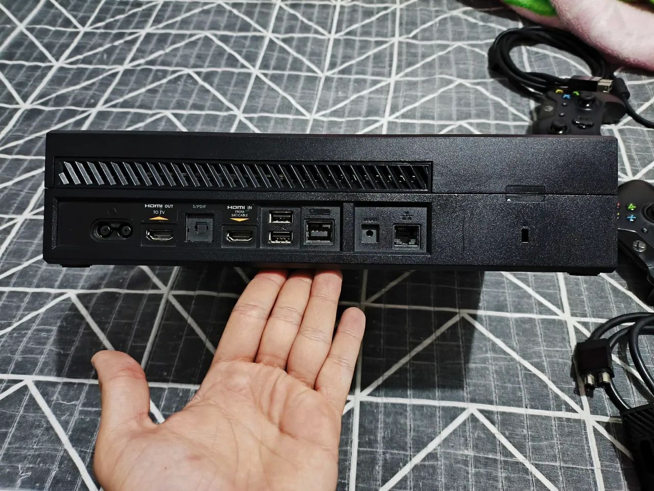 ? Xbox One 500GB + Kinect + 2 Controles (um de brinde!) <br> - Foto 4