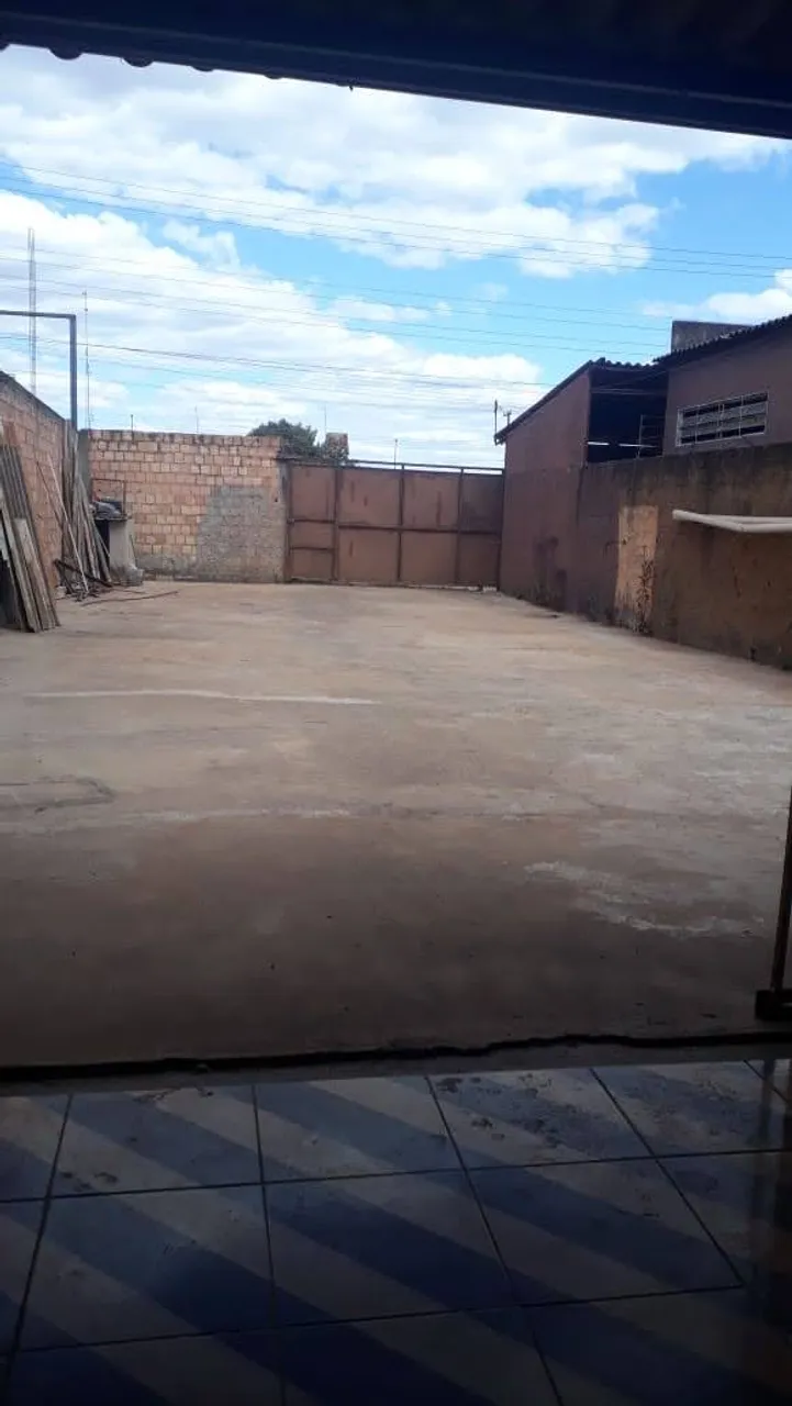 Casa e comércio na ADE Setor O