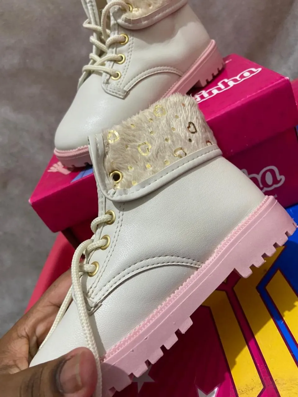 Botas infantis estilosas com detalhes em rosa