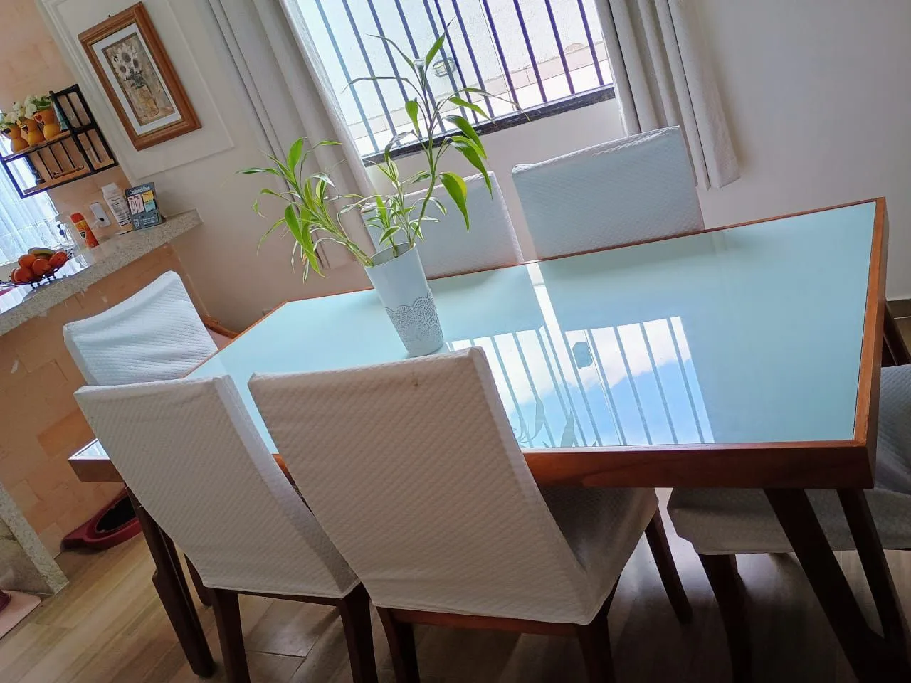 Mesa de Jantar de Madeira com Tampo de Vidro e 6 Cadeiras