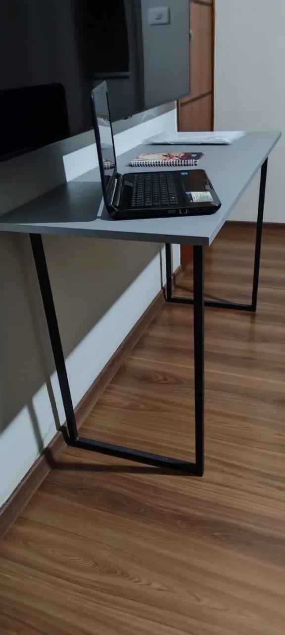 Mesa de trabalho/estudos.64302124933890120