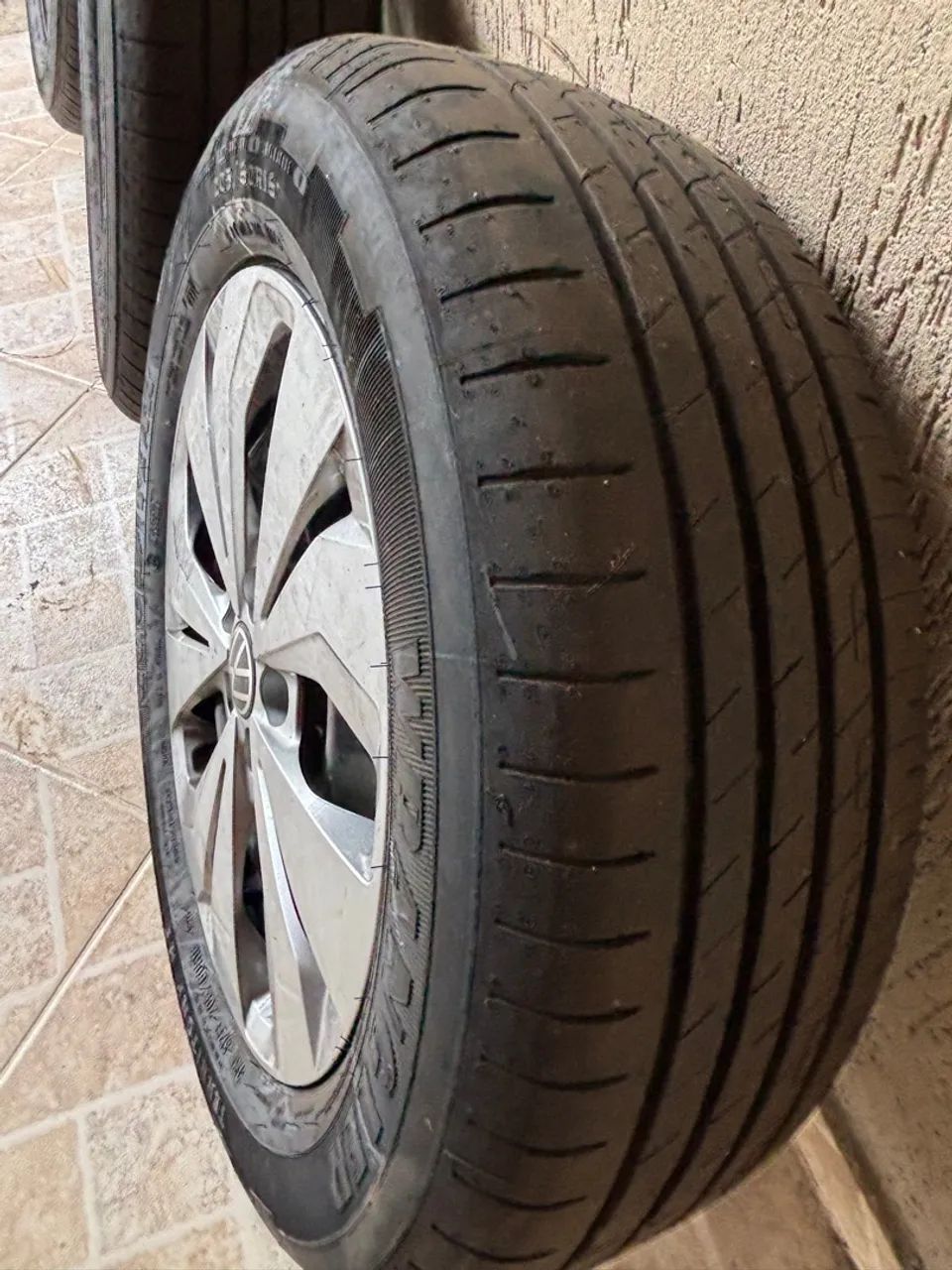 Pneu e roda aro 16 T-Cross Goodyear+ 4 Calotas Volkswagen Original  - Foto 4