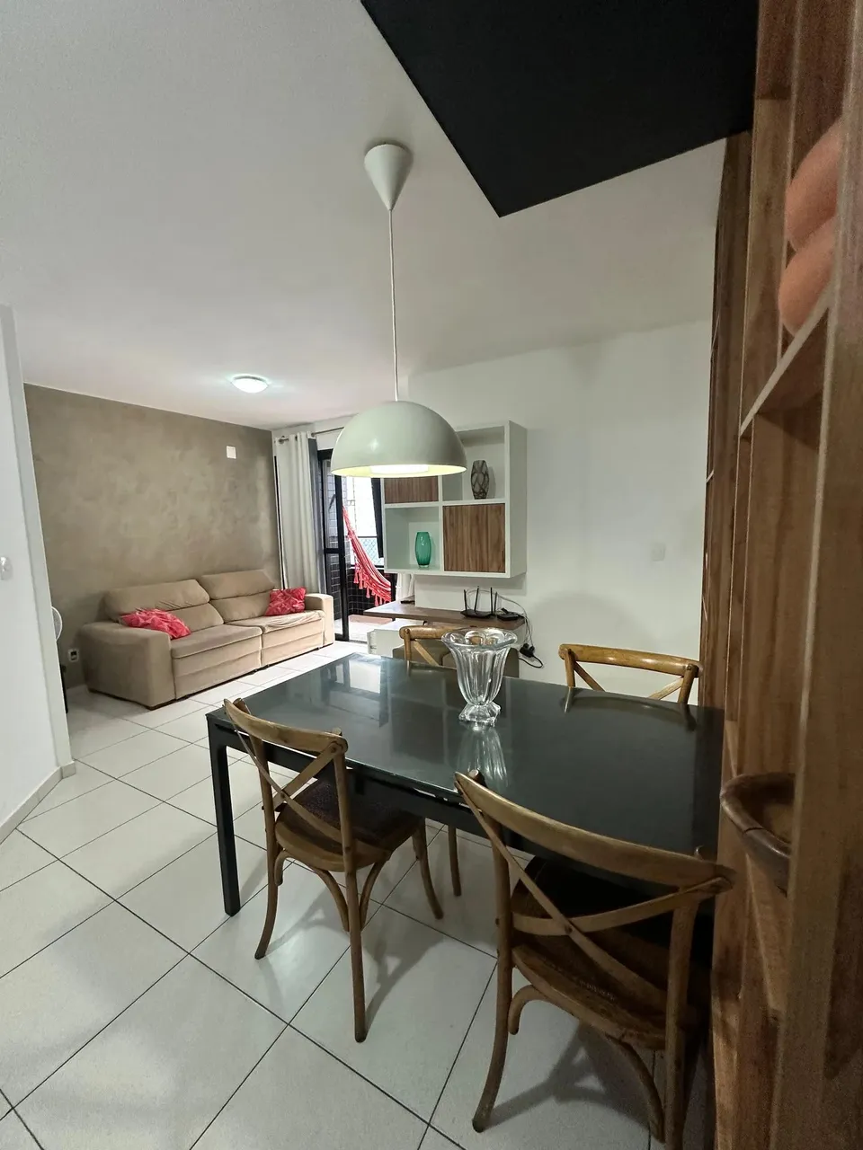 02 quartos sendo um suíte, mobiliado e com varanda, na Ponta Verde