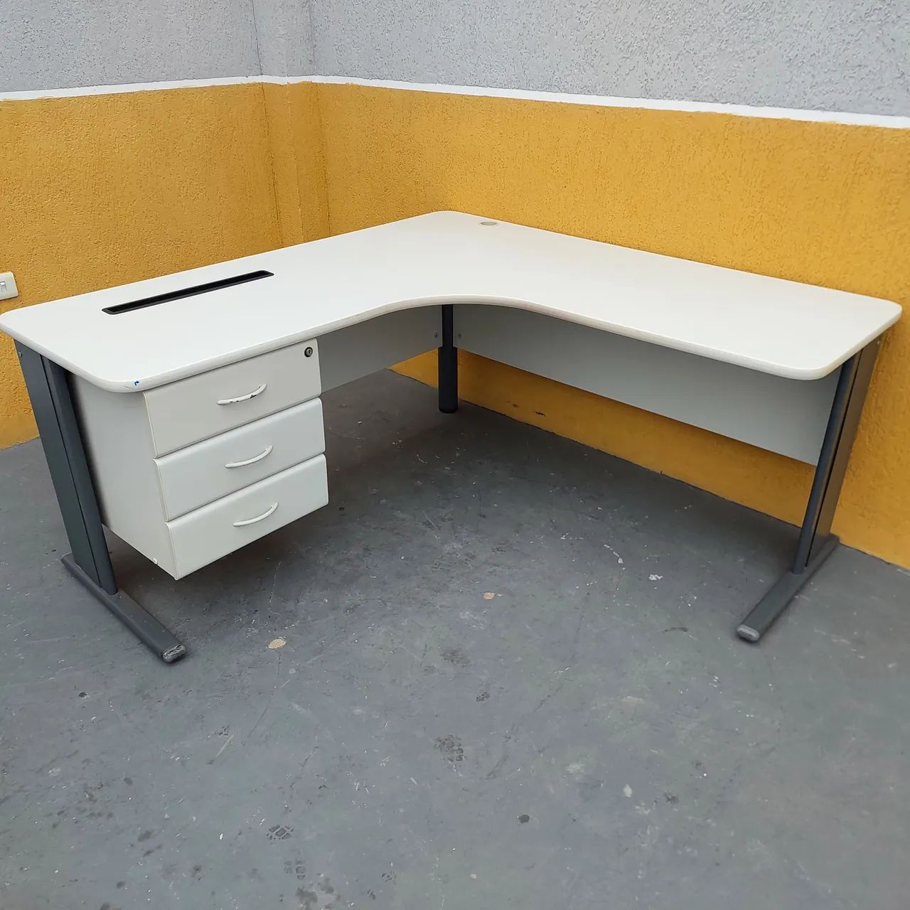 Mesa de Escritório em L com Gavetas - Foto 6
