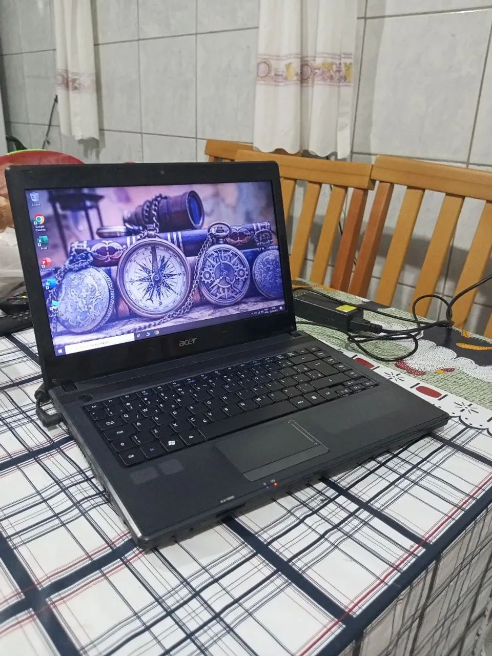 Notebook Acer i3 com 4gb memória, teclado novo, carregador original.