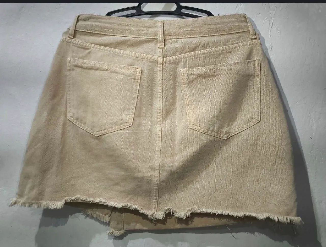 Saia Jeans Bege com Botões e Barra Desfiada - Foto 2