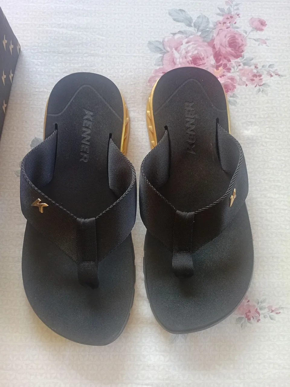 Chinelo Kenner Original - Preto e Dourado
