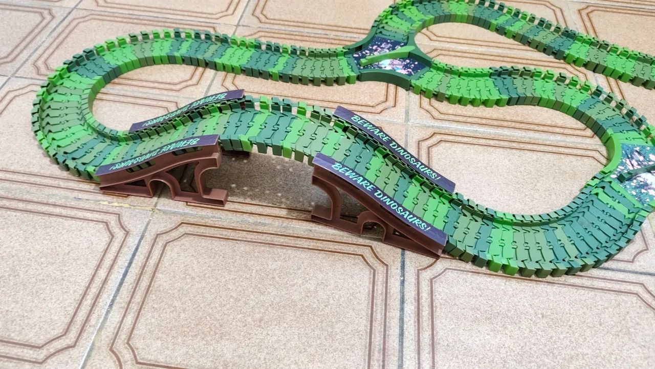Pista Flexível Dinossauro - 200 Peças + 3 Dinossauros<br> - Foto 2