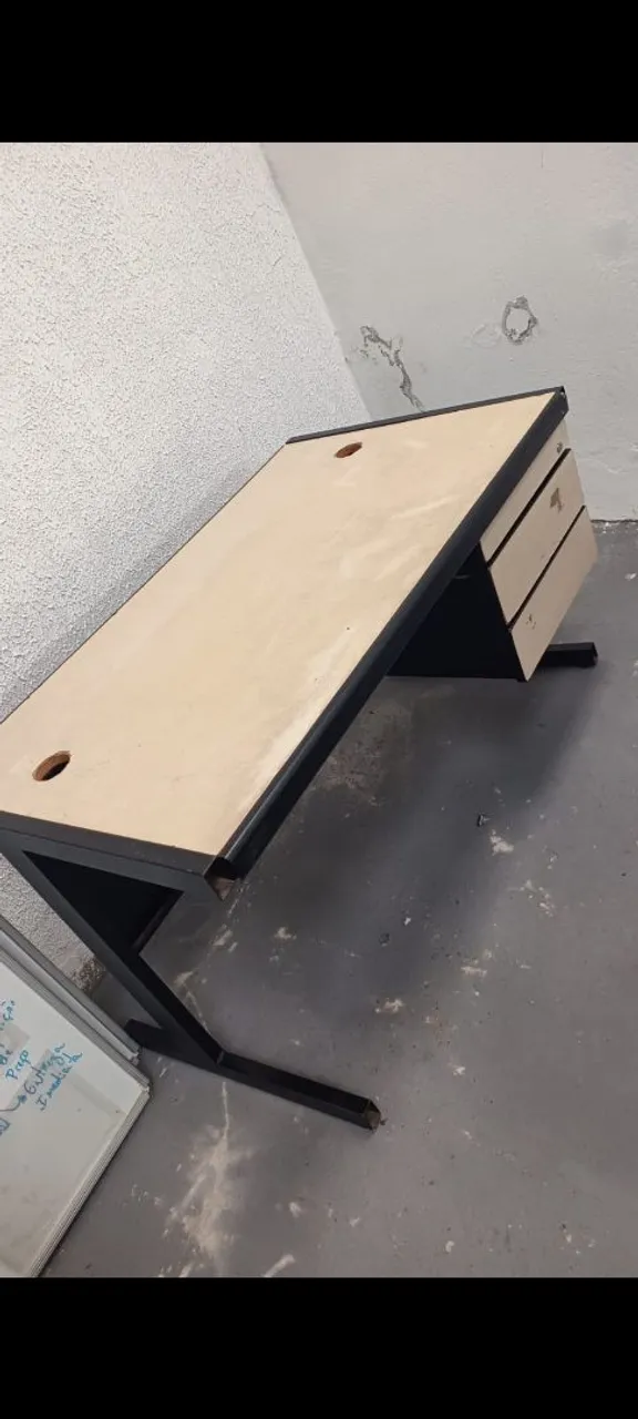 Mesa de Escritório com Gaveteiro