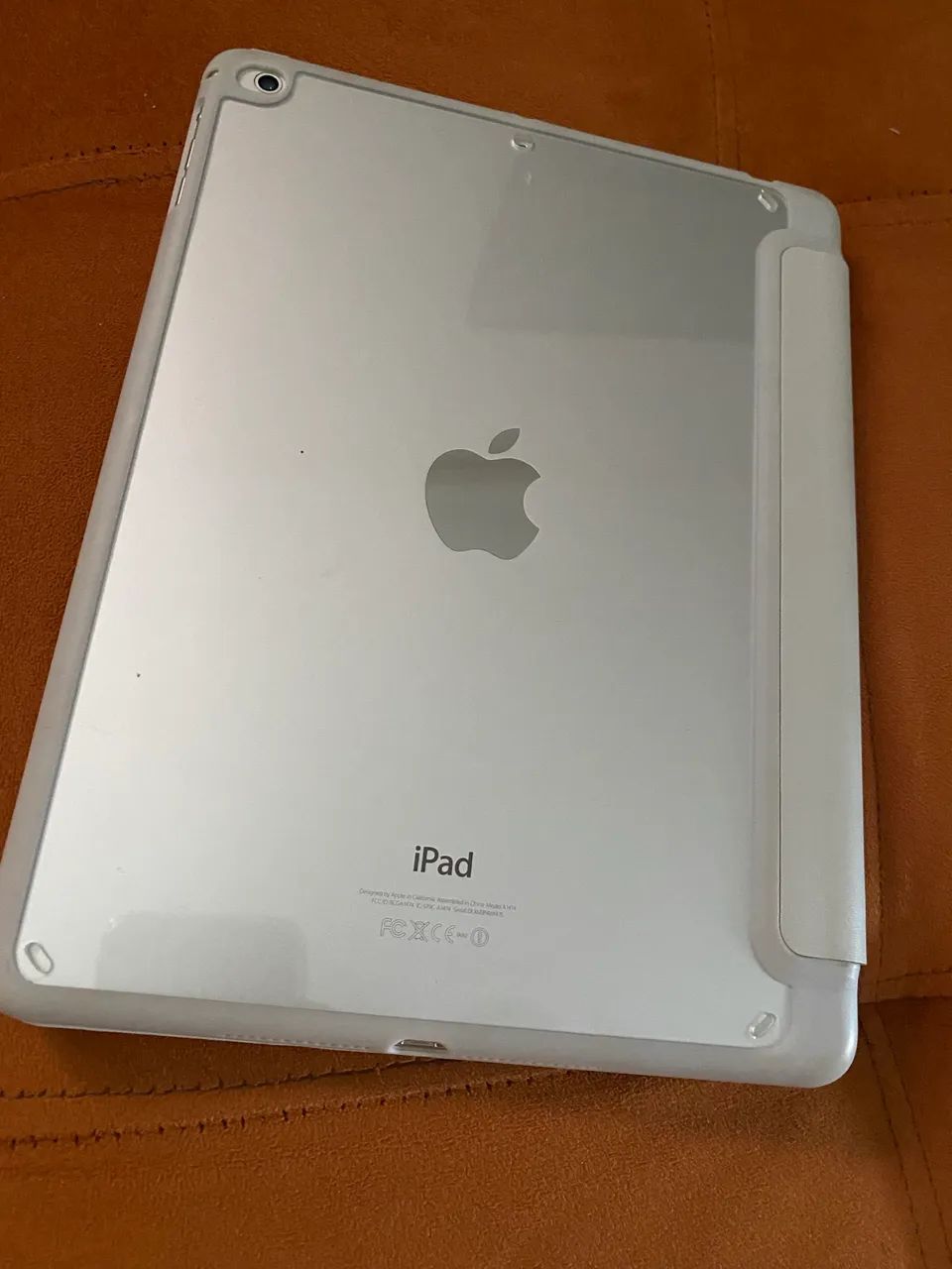 iPad Air com case e película - tela 9,7 polegadas - 32GB