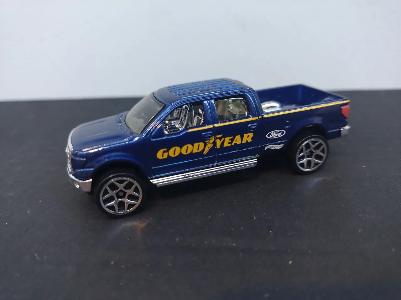 Hotwheels Ford F-150 Goodyear 2009 Loose Novo Hot Wheels