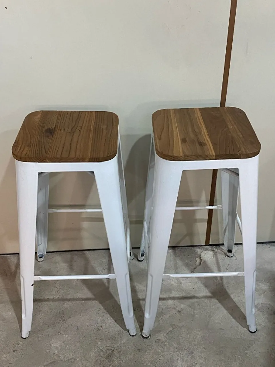 Banqueta Alta Iron Tolix Assento Madeira Industrial Bancada Cor Branco