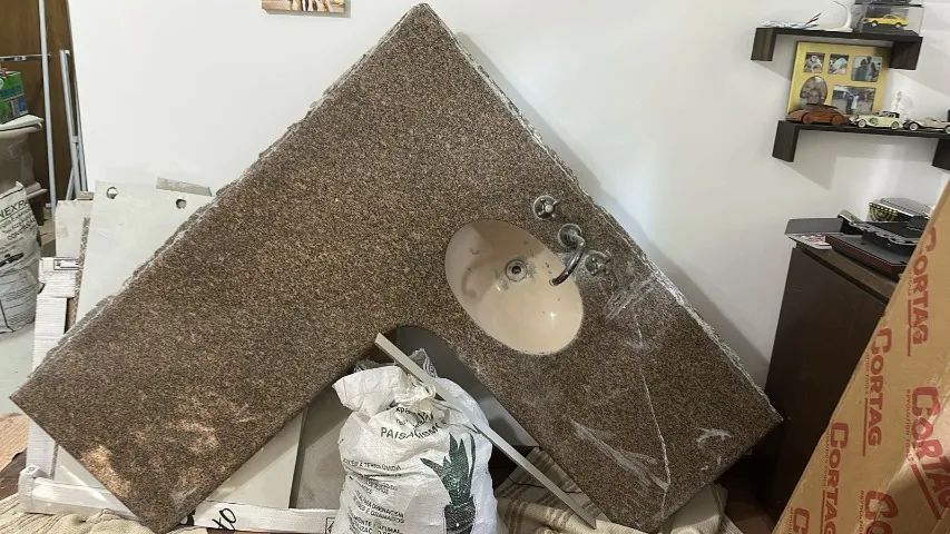 Vendo pia granito de canto com cuba e torneira usada.