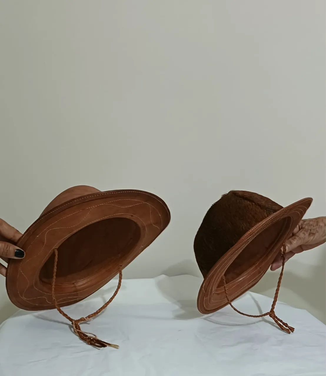 2 chapéus de couro 