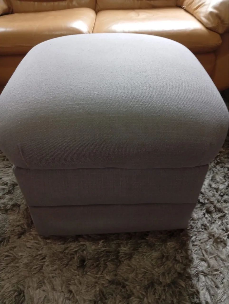 Puff decorativo super acochoado tamanho 50x 50  tecido cinza em ótimo estado 