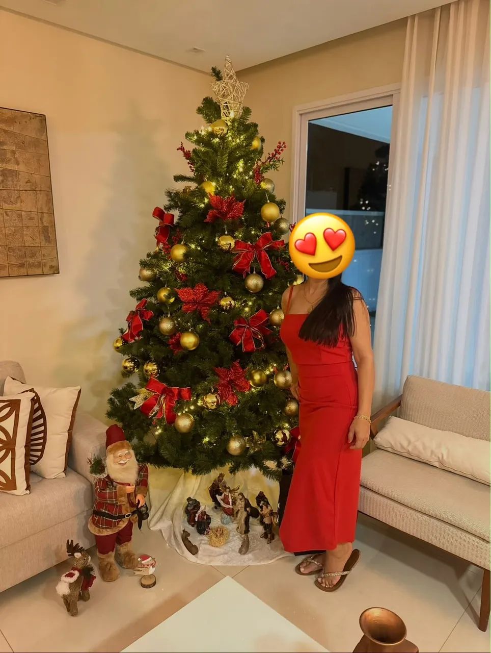 Árvore de Natal com todos os enfeites 