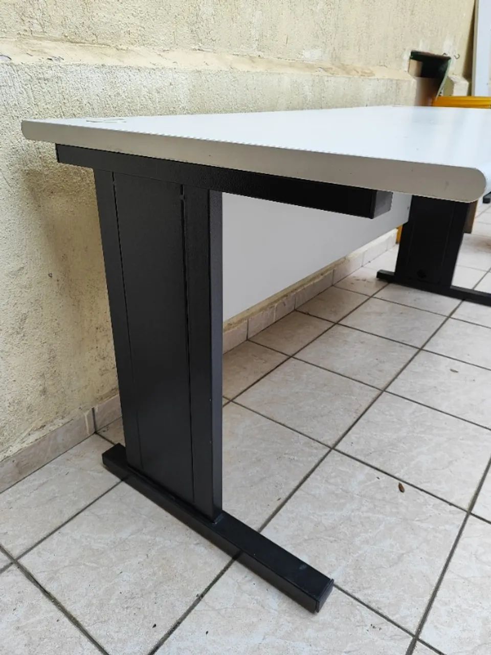 Mesa de Escritório Grande Retangular Branca com Pés de Ferro - 1,60m - Foto 4