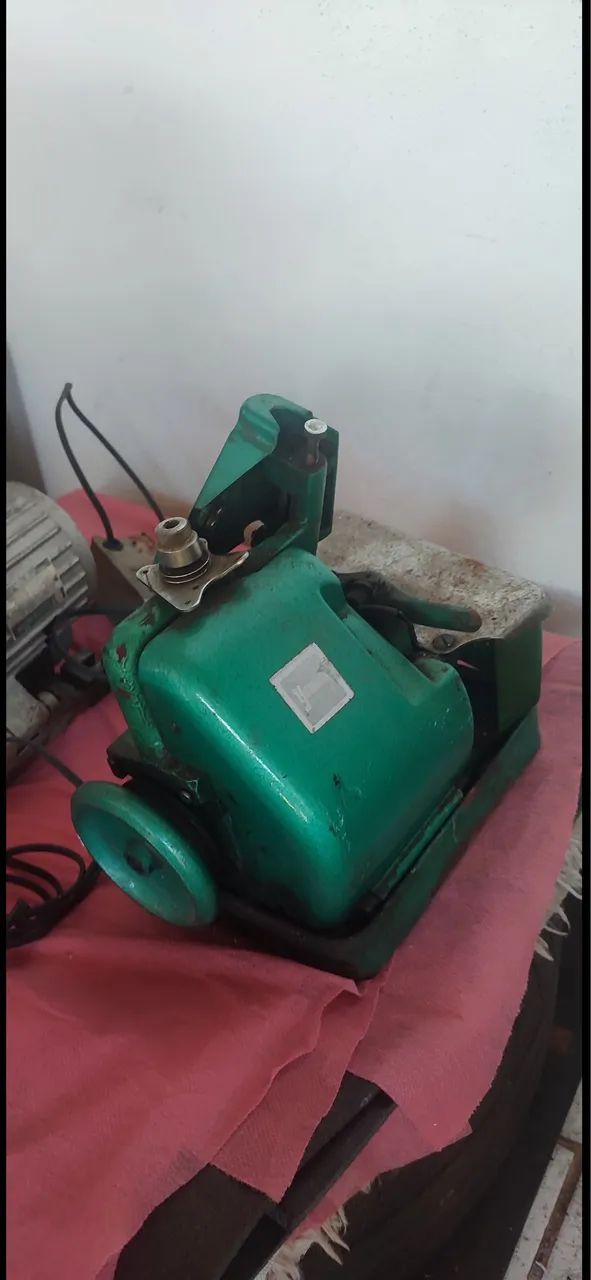 Retirada de peças -  uma máquina reta industrial e uma overloque  - Foto 2
