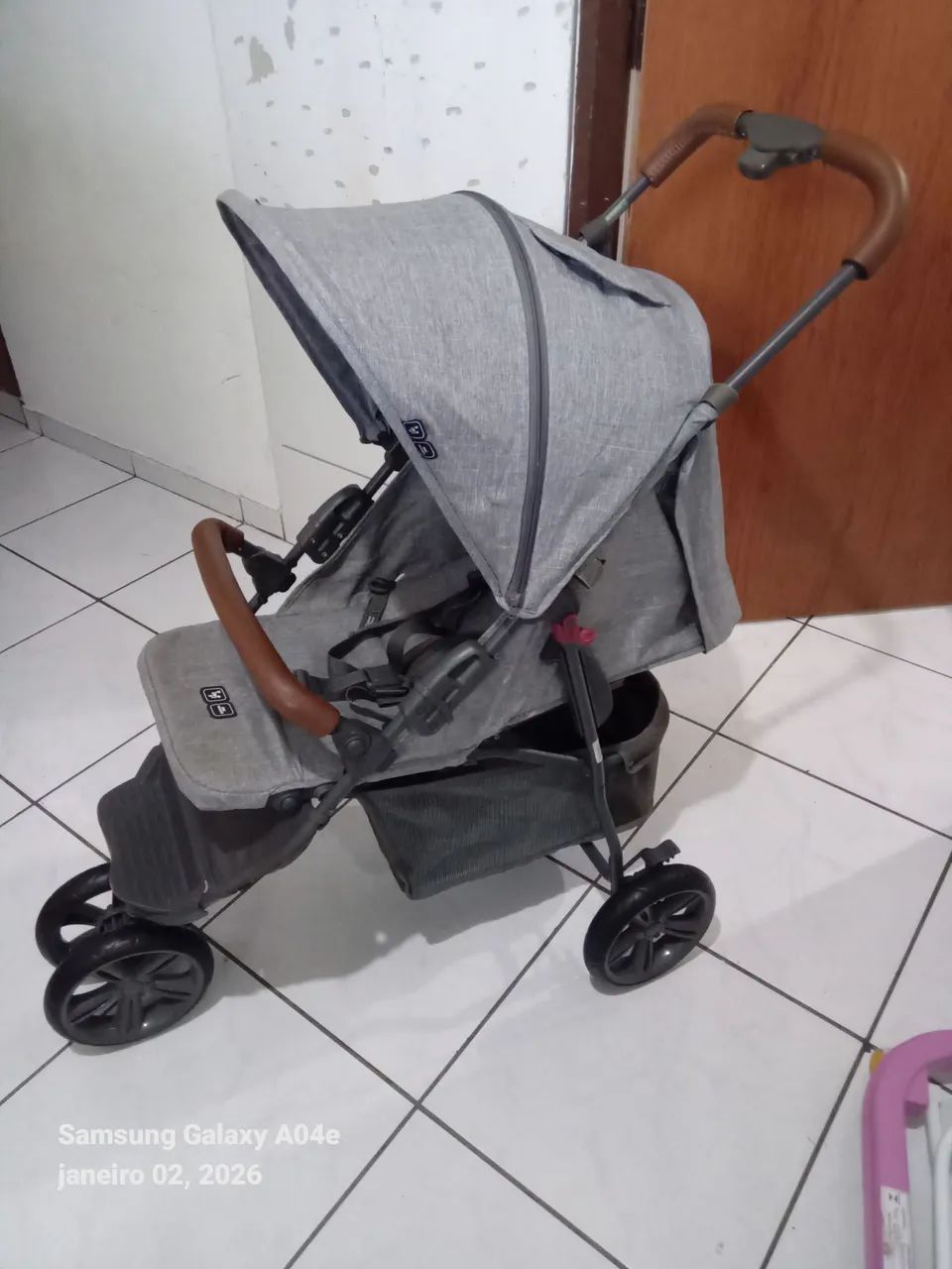 Carrinho de bebê semi Novo unissex  - Foto 2