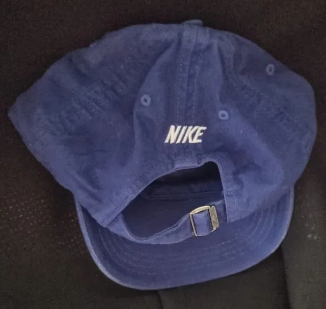 bone azul com logo branco nike semi novo